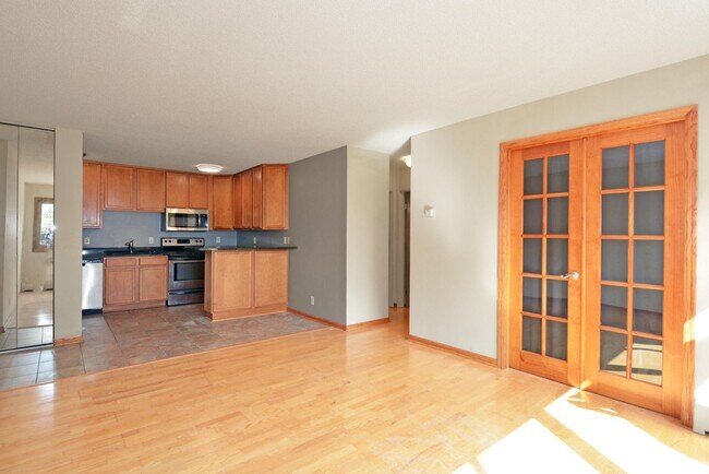 Building Photo - Charming 2-Bedroom Condo Available in Minn...