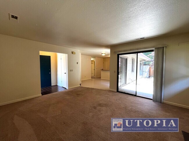 Building Photo - Charming 3 Bedroom, 2-bathroom Townhouse v...