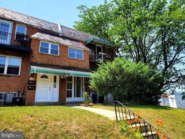 Building Photo - 628 W Providence Rd