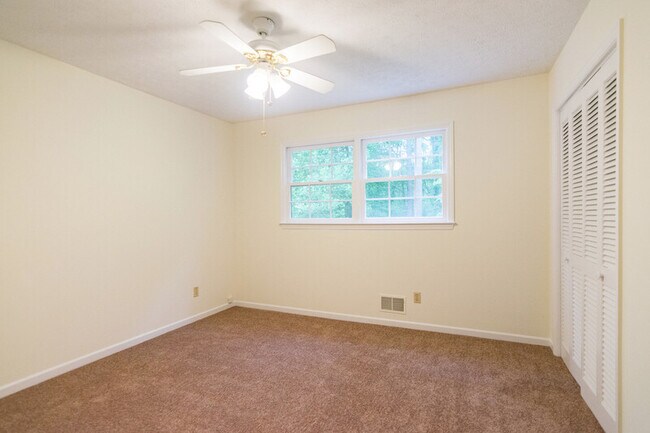 Building Photo - 140 Saxon Woods Dr