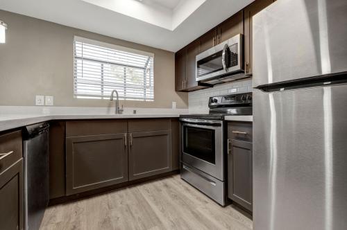 Building Photo - 7000 Paradise Rd