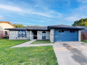 Building Photo - Spacious Home with Fenced Yard and Garage! 3 Bed & 2 Bath / Pet-friendly / Coming Soon!