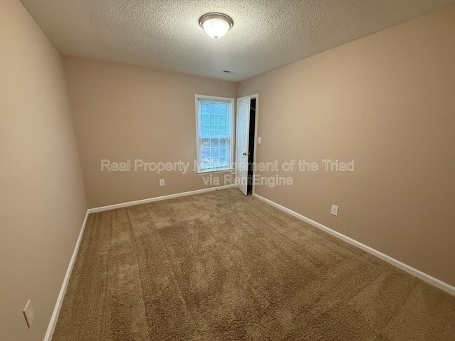 Building Photo - 4005 Sassafras Ct