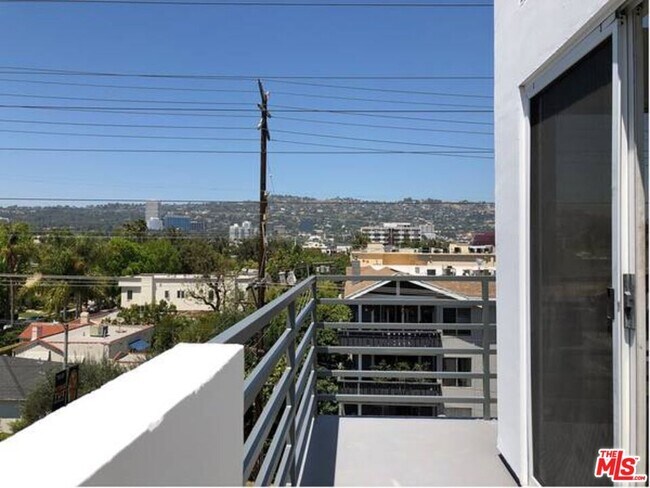 Building Photo - 301 S Swall Dr
