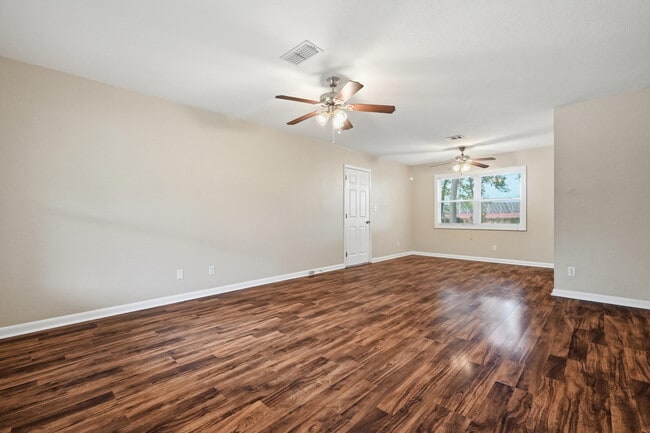Building Photo - 358 Coral Dr SW