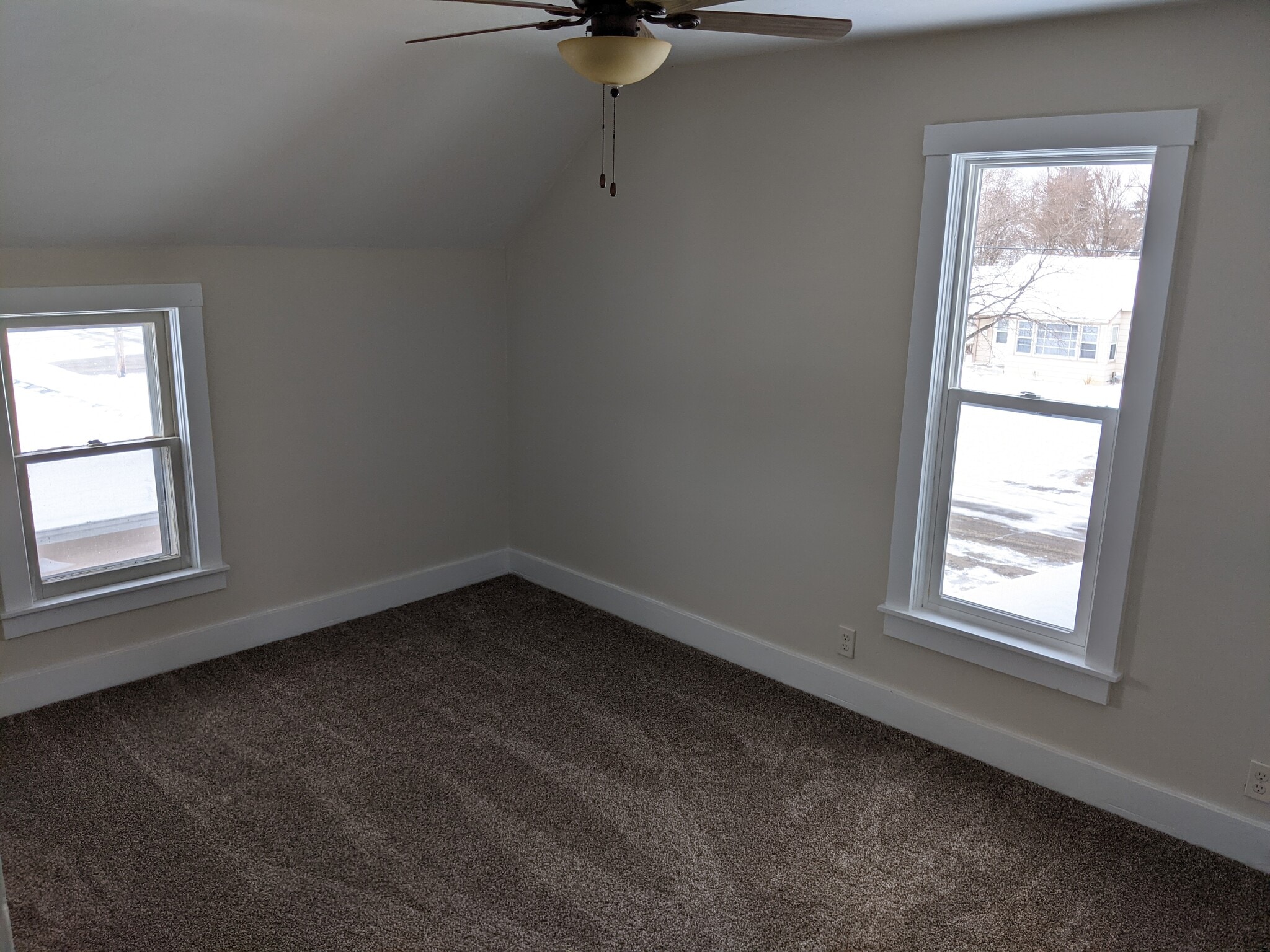 Bedroom with closet - 1346 Euclid Ave