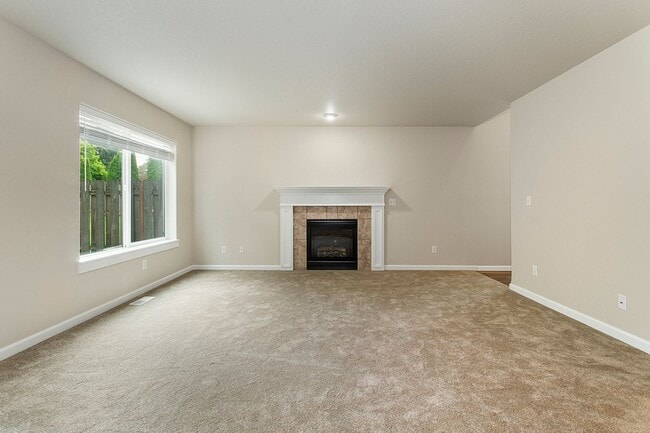Building Photo - 4 bedrooms 2.5 bath, fenced backyard, AC, ...