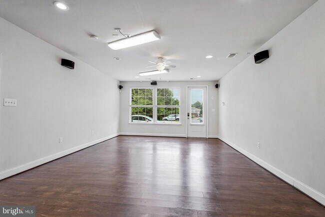 Building Photo - 703 Skippers Ln