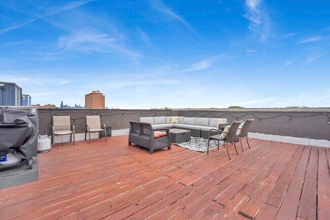 Building Photo - 4352 S Oakenwald Ave