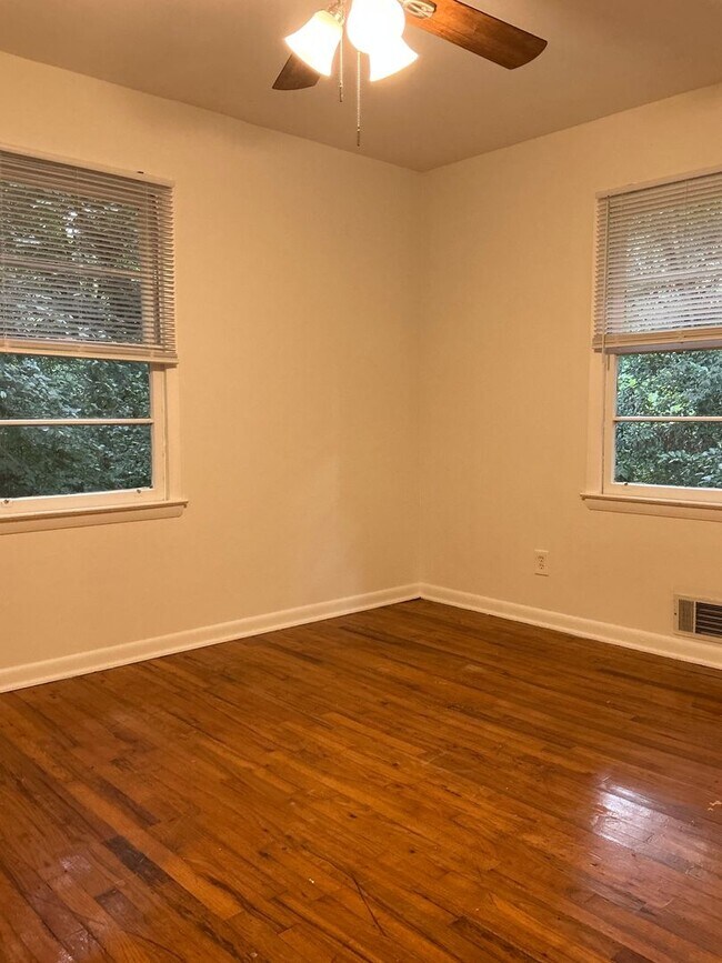 Building Photo - 3 bedroom 2 bathroom house conveniently lo...