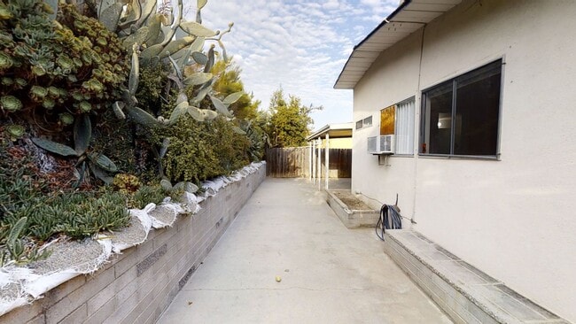 Building Photo - Spacious 4BD/2BA on Baja (Lease out, pending signatures. Check back in a few days!)