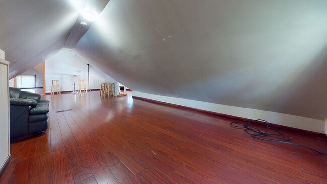 Building Photo - 522 12th Ave SE
