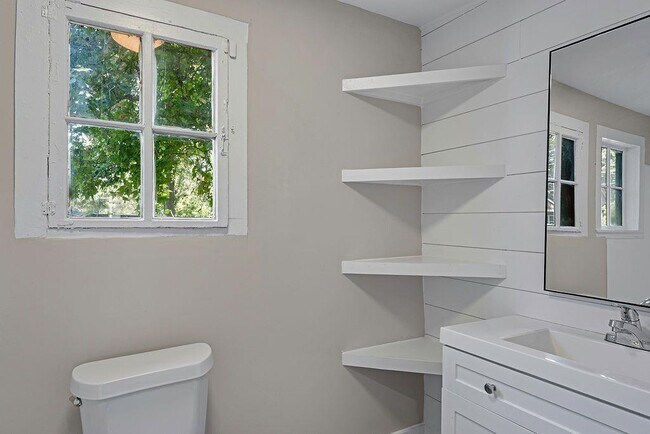 Building Photo - 184 Dahlia Ave NW