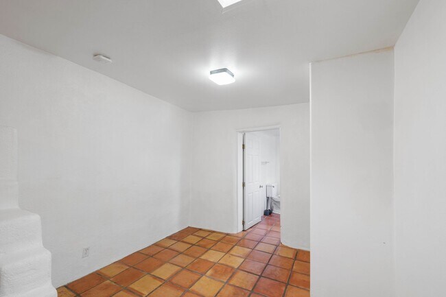Building Photo - Quaint Studio in Prime Location