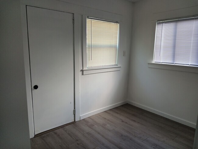 Building Photo - 850 Daisy Ave