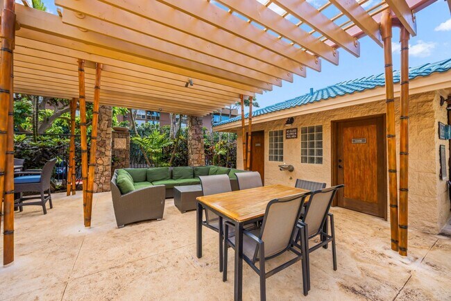 Building Photo - Breakers E-44 – Furnished 2BR with Lanai, ...