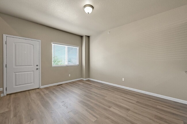 Building Photo - $1,995-3 Bed 3.5 Bath townhome in CO Sprin...