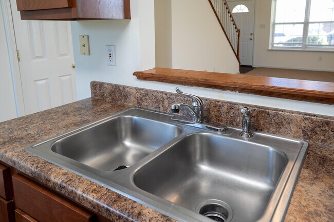 Building Photo - 2418 Northampton Dr