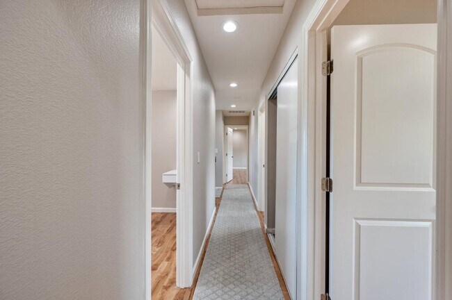 Building Photo - 3661 Slopeview Dr