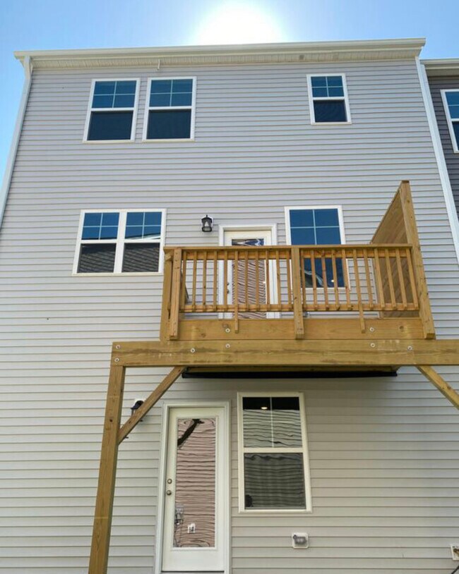 Patio deck and separate rear entrance for ground floor owner's suite - 1081 Shoreside Dr