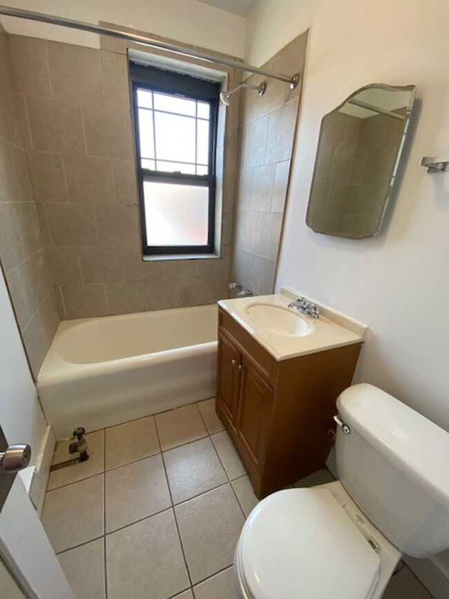 Building Photo - Large Studio! Near Red Line & Lake!