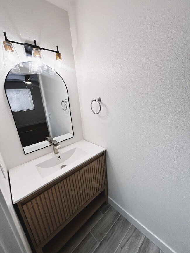 Building Photo - 1 MONTH FREE RENT! Scottsdale/Tempe Beautifully Remodeled 3 bed 2 bath with Yard!