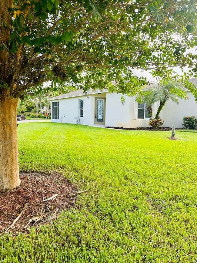 Building Photo - 205 SW Maclay Way