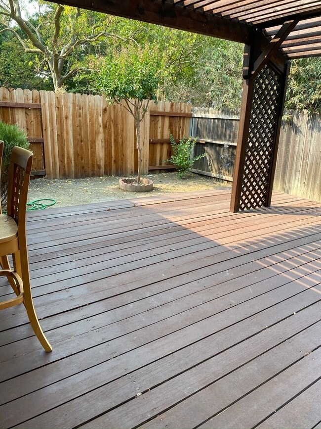 Building Photo - Lovely Updated Duplex in Quiet Neighborhood