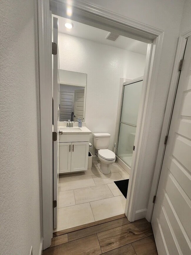 Building Photo - Bright & Cozy 1 Bed / 1 Bath Living Space ...