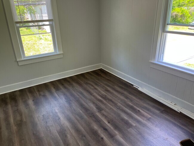 Building Photo - 557 S Church St