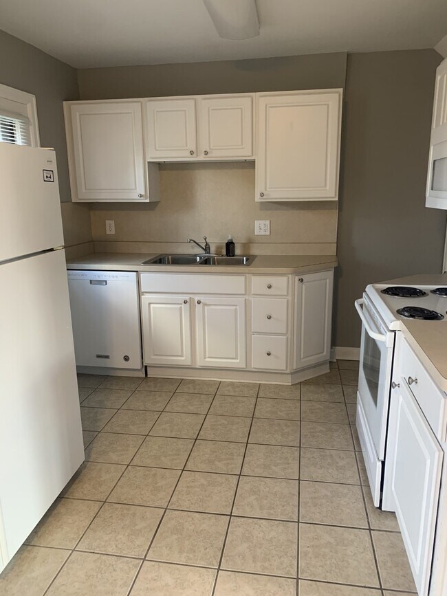 Building Photo - 1430 W 6th Ave