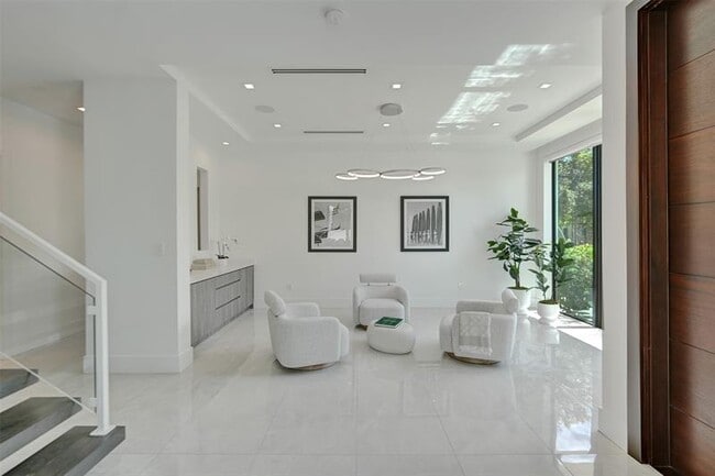 Building Photo - 1111 SE 9th Ave