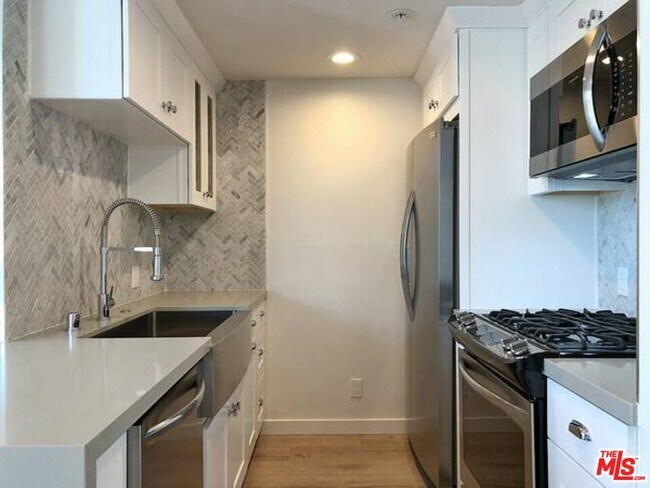 Building Photo - 301 S Swall Dr