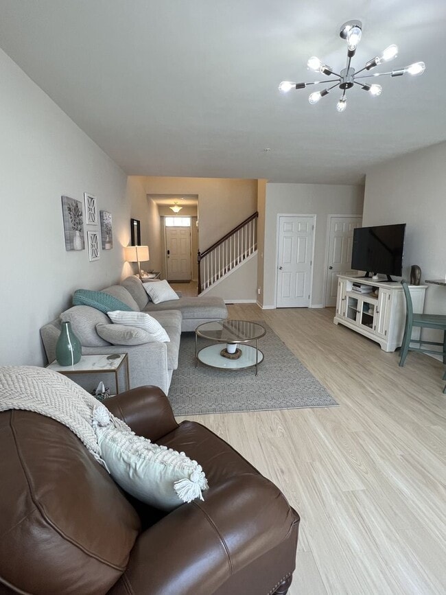 Building Photo - Beautiful like-new townhouse in Parkland school disctrict!