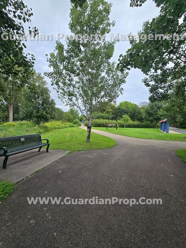 Building Photo - Move-in special! Reduced security deposit....