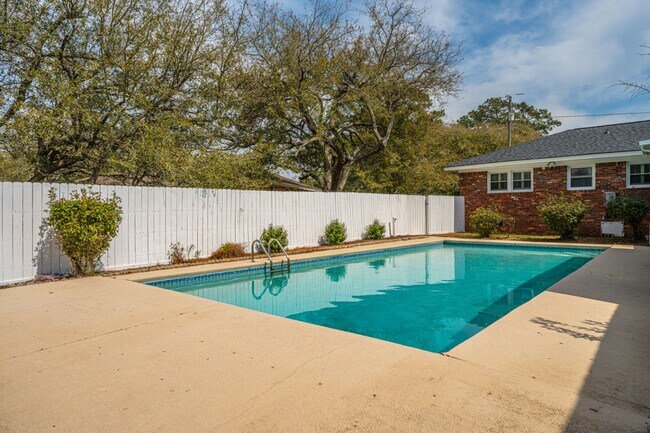 Building Photo - 1791 Dunbarton Dr