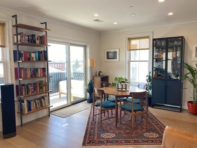 Building Photo - 163 Leyden St