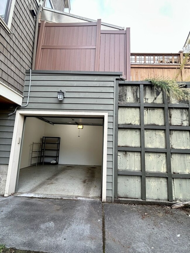 Building Photo - Queen Anne Townhome
