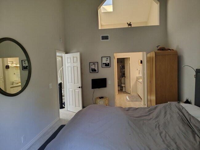 Building Photo - Charming 1BR Condo in Huntington Beach