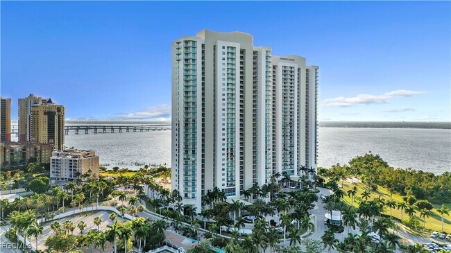 Building Photo - 3000 Oasis Grand Blvd
