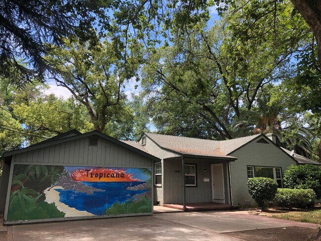 Building Photo - **Reserve for SUMMER 2026** - Tropicana House