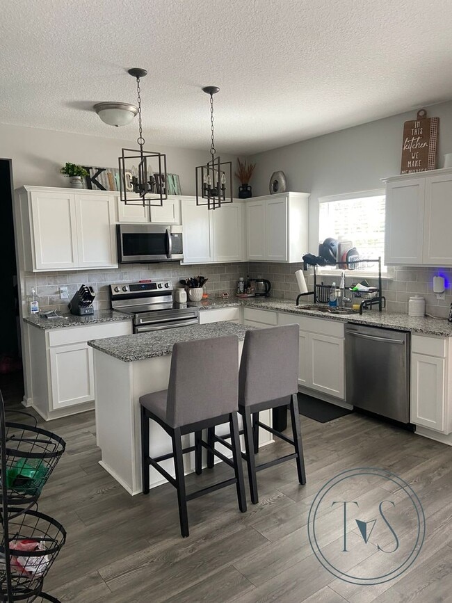 Building Photo - SPRING MOVE-IN SPECIAL AND RATE DROP ALERT...
