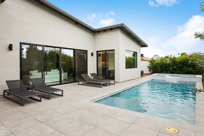 Building Photo - 4002 N 33rd Pl