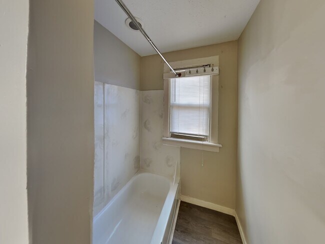 Building Photo - 127-141 E 11th Ave-141