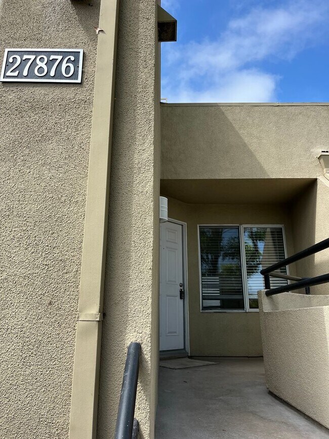 Building Photo - JUST REFURBISHED SPACIOUS DUAL MASTER COND...