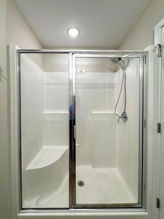 Building Photo - Spacious 4 Bed 2.5 Bath Home with Flex Rooms