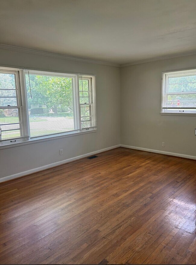 Building Photo - AVAILABLE MID-JUNE!