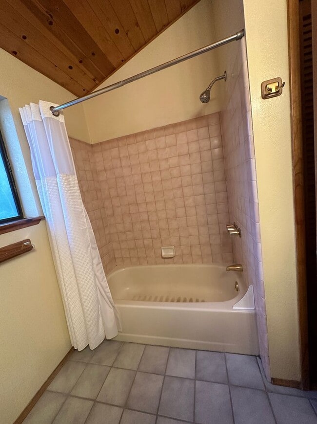 Building Photo - Great End Of Street location -  3 bedroom,...