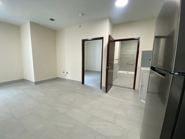 Building Photo - 1527 Bryant Avenue