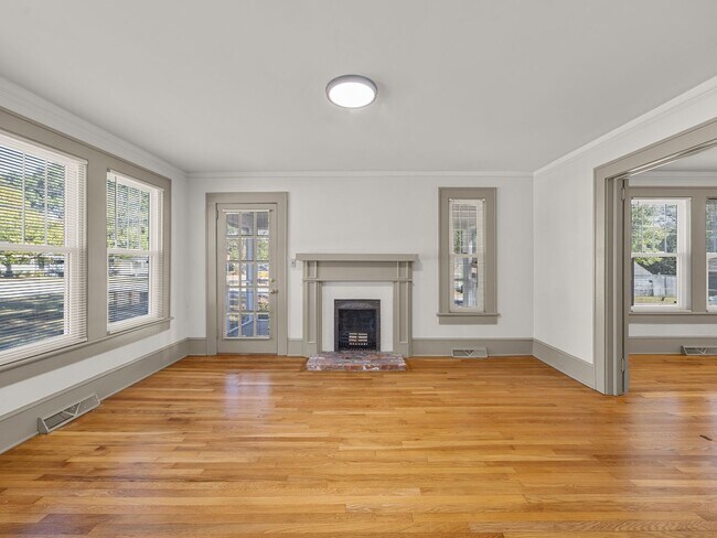 Building Photo - Downtown Greer Charmer: Spacious 3-Bed, 2 ...